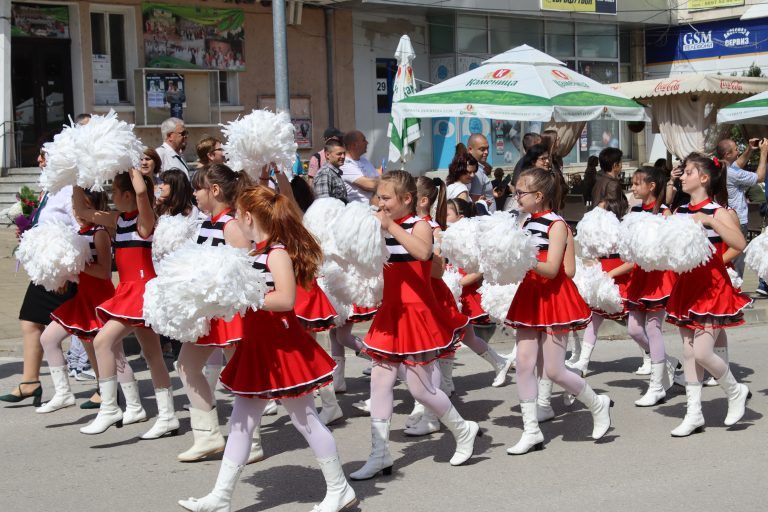 В Лясковец учениците шестваха и изнесоха концертна програма за 24 май