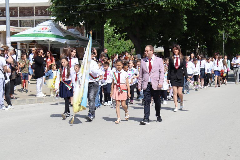 В Лясковец учениците шестваха и изнесоха концертна програма за 24 май