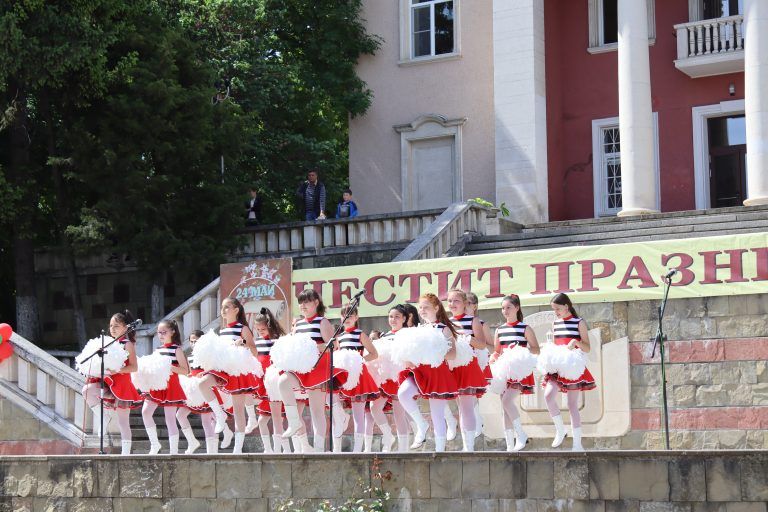 В Лясковец учениците шестваха и изнесоха концертна програма за 24 май