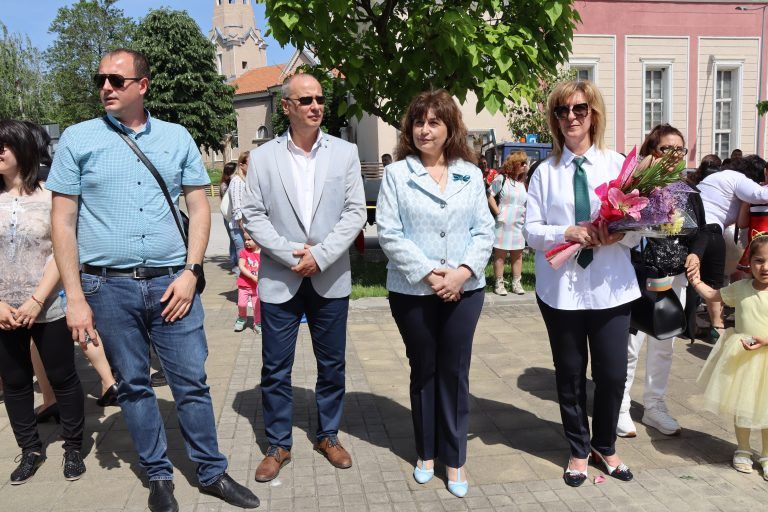 В Лясковец учениците шестваха и изнесоха концертна програма за 24 май