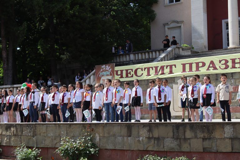 В Лясковец учениците шестваха и изнесоха концертна програма за 24 май