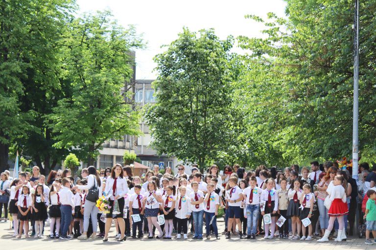 В Лясковец учениците шестваха и изнесоха концертна програма за 24 май