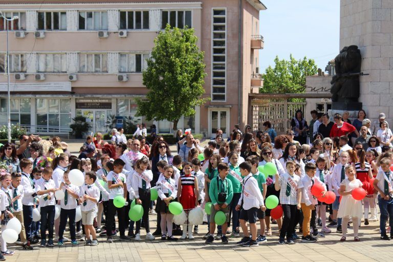 В Лясковец учениците шестваха и изнесоха концертна програма за 24 май