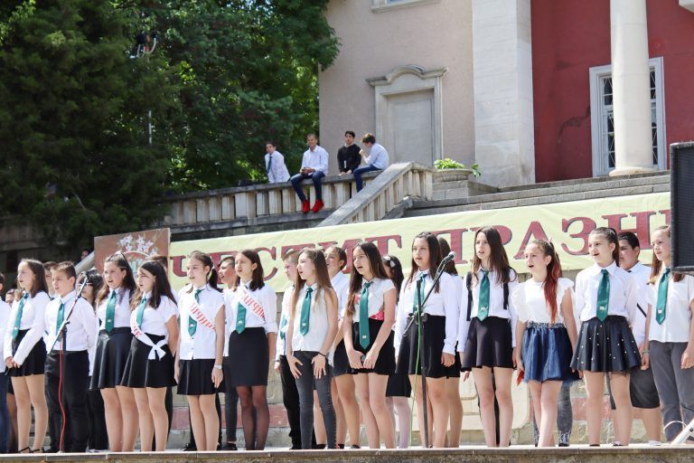 В Лясковец учениците шестваха и изнесоха концертна програма за 24 май