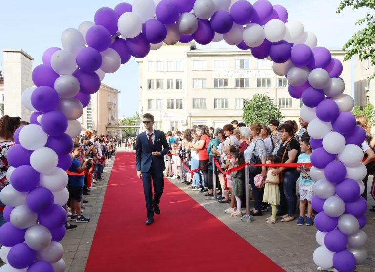 Горещи новини | Звезден блясък и чар показаха за пореден път лясковските абитуриенти