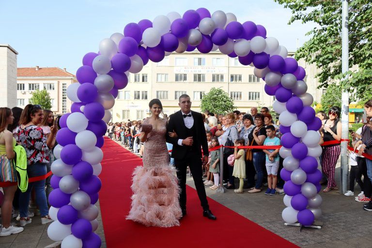 Звезден блясък и чар показаха за пореден път лясковските абитуриенти