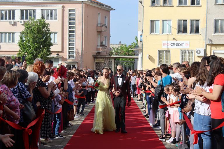 Звезден блясък и чар показаха за пореден път лясковските абитуриенти