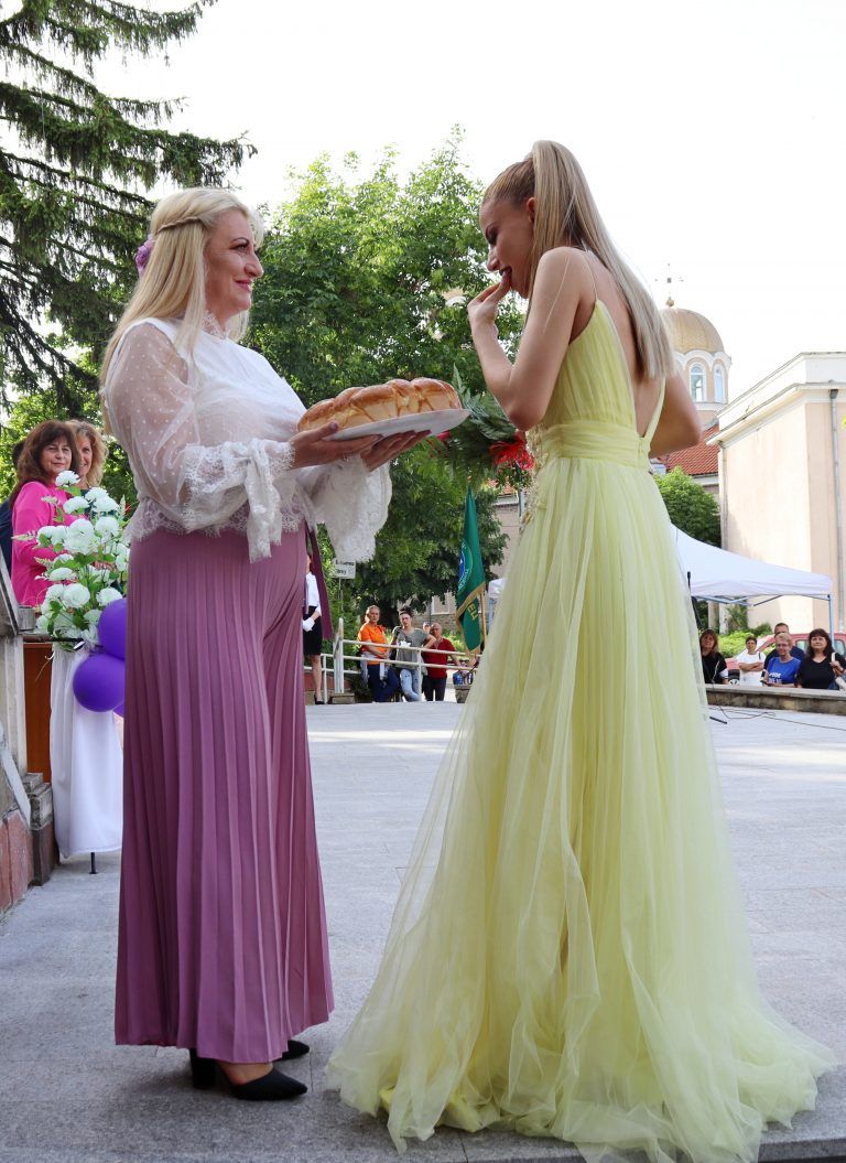 Звезден блясък и чар показаха за пореден път лясковските абитуриенти