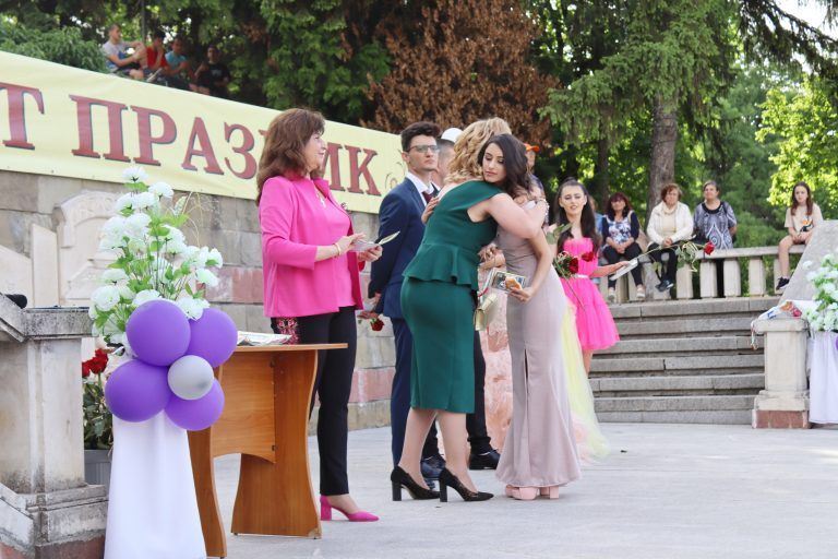 Звезден блясък и чар показаха за пореден път лясковските абитуриенти