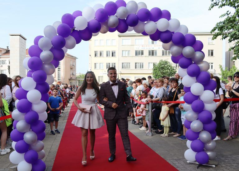 Звезден блясък и чар показаха за пореден път лясковските абитуриенти