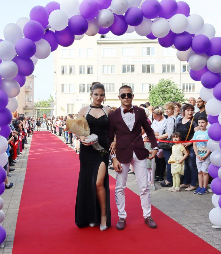 Звезден блясък и чар показаха за пореден път лясковските абитуриенти