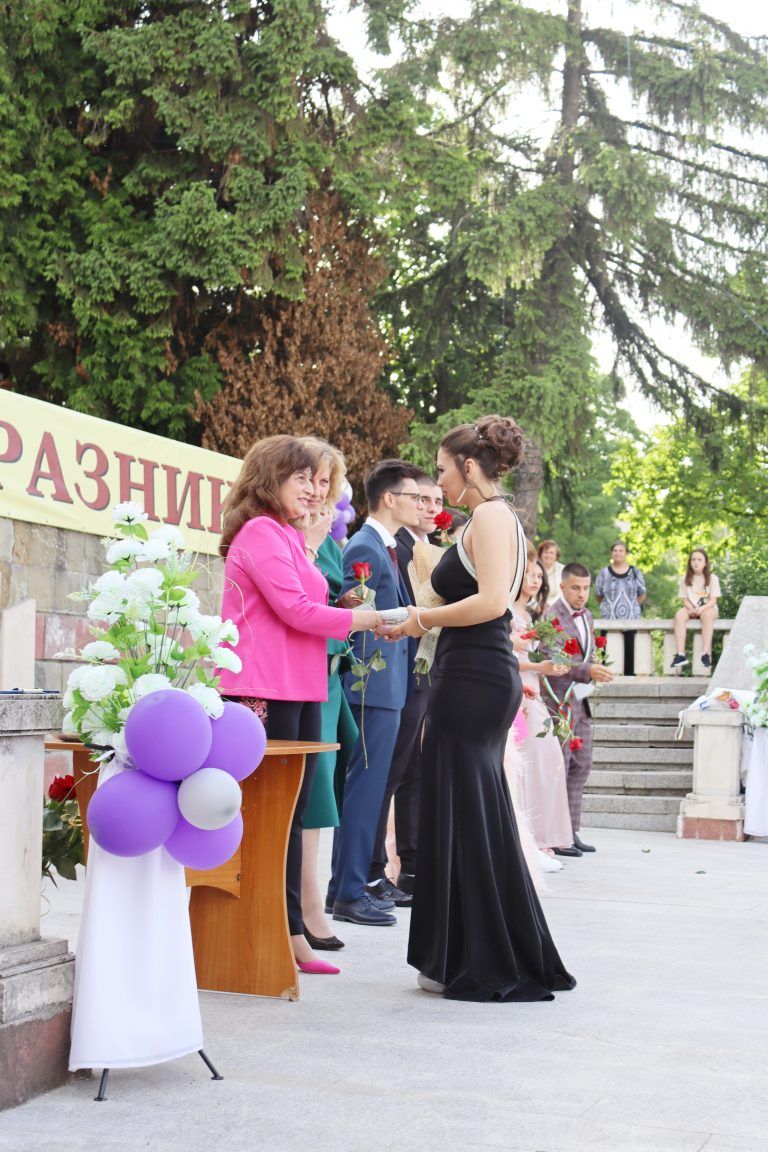 Звезден блясък и чар показаха за пореден път лясковските абитуриенти