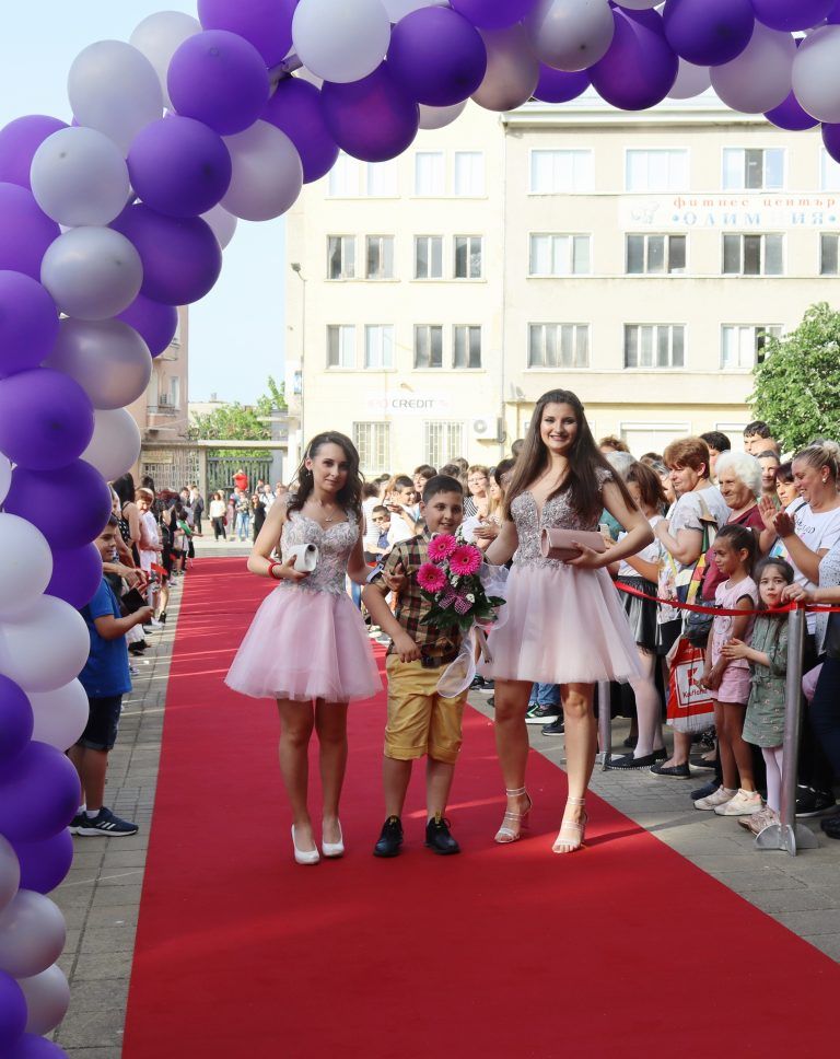 Звезден блясък и чар показаха за пореден път лясковските абитуриенти