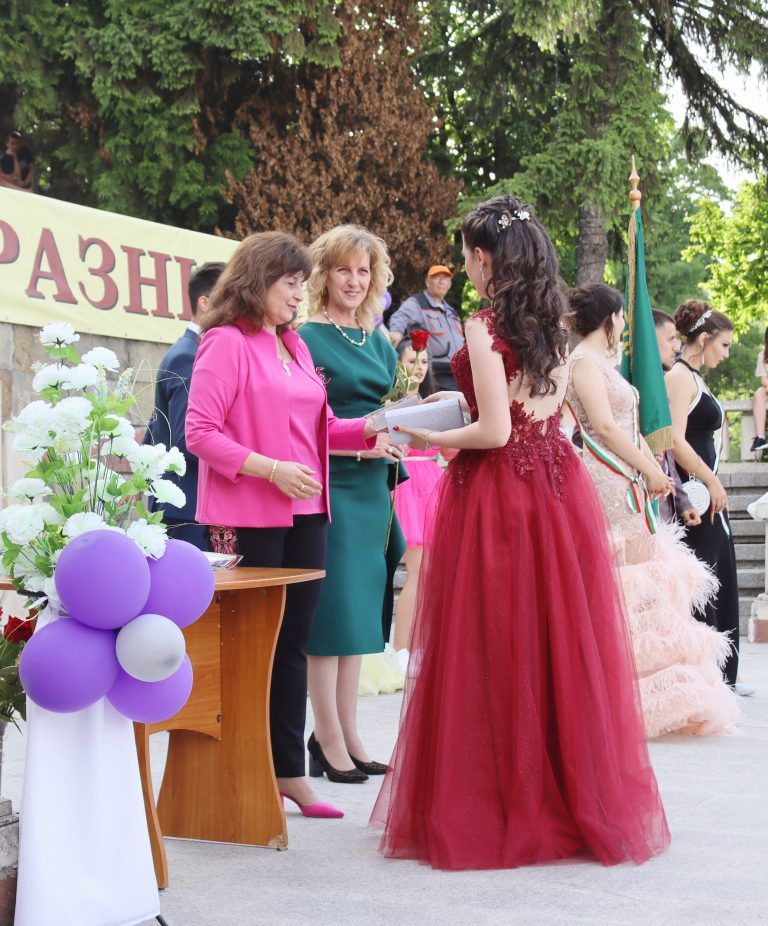 Звезден блясък и чар показаха за пореден път лясковските абитуриенти