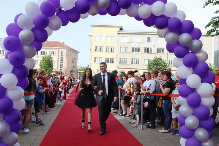 Звезден блясък и чар показаха за пореден път лясковските абитуриенти