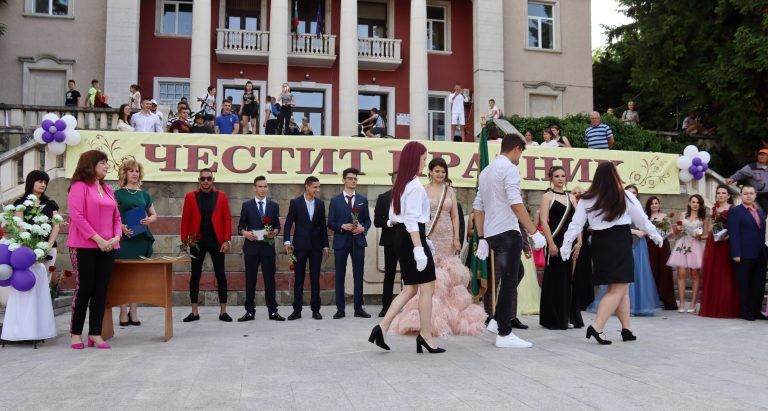 Звезден блясък и чар показаха за пореден път лясковските абитуриенти