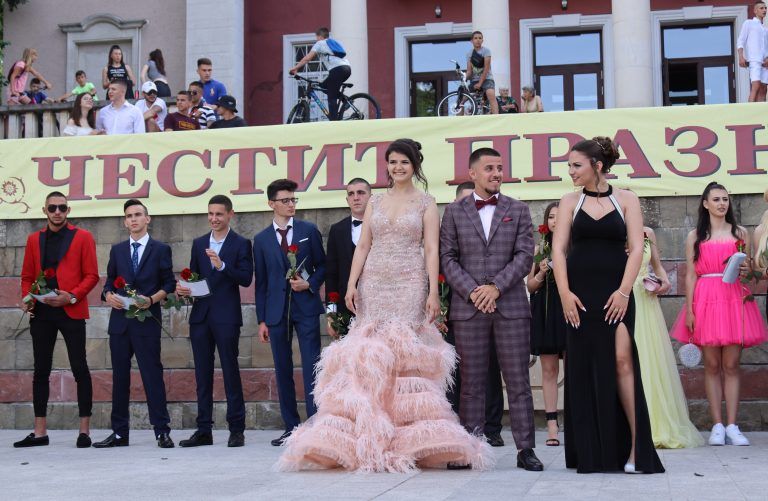 Звезден блясък и чар показаха за пореден път лясковските абитуриенти