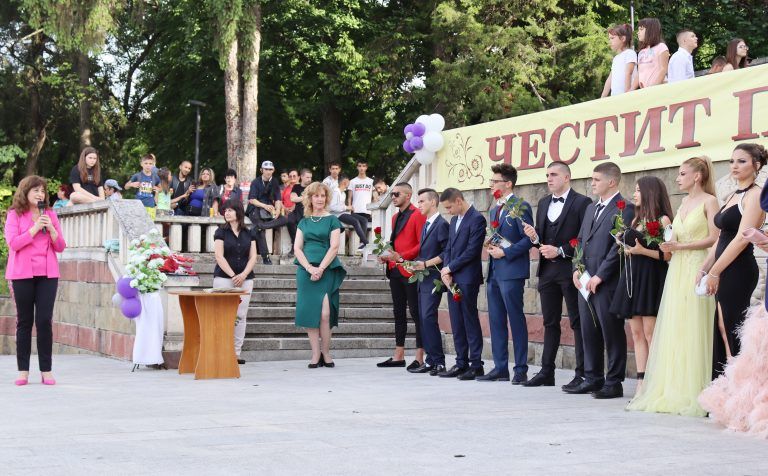 Звезден блясък и чар показаха за пореден път лясковските абитуриенти