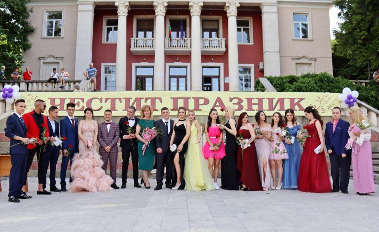 Звезден блясък и чар показаха за пореден път лясковските абитуриенти