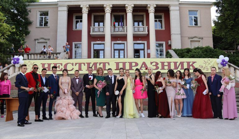 Звезден блясък и чар показаха за пореден път лясковските абитуриенти