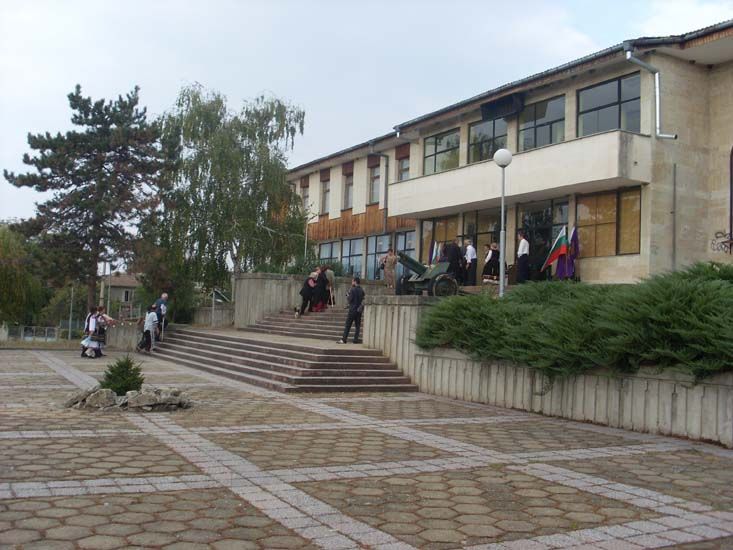 Общество | Сдружение изгражда  спортна площадка за деца и младежи в село Леденик