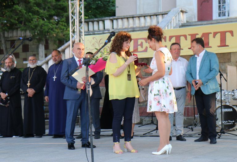 С връчване на много награди, с музика, танци и светлинен спектакъл бе отпразнуван празникът на Лясковец