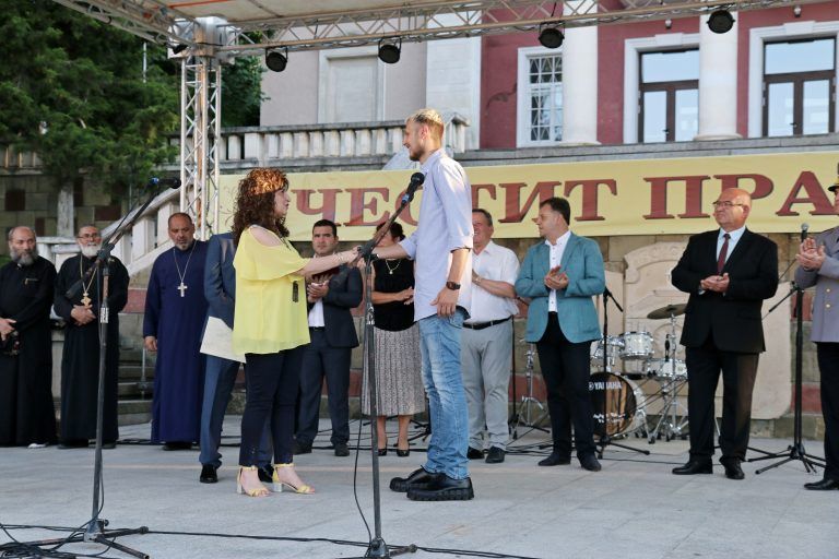 С връчване на много награди, с музика, танци и светлинен спектакъл бе отпразнуван празникът на Лясковец