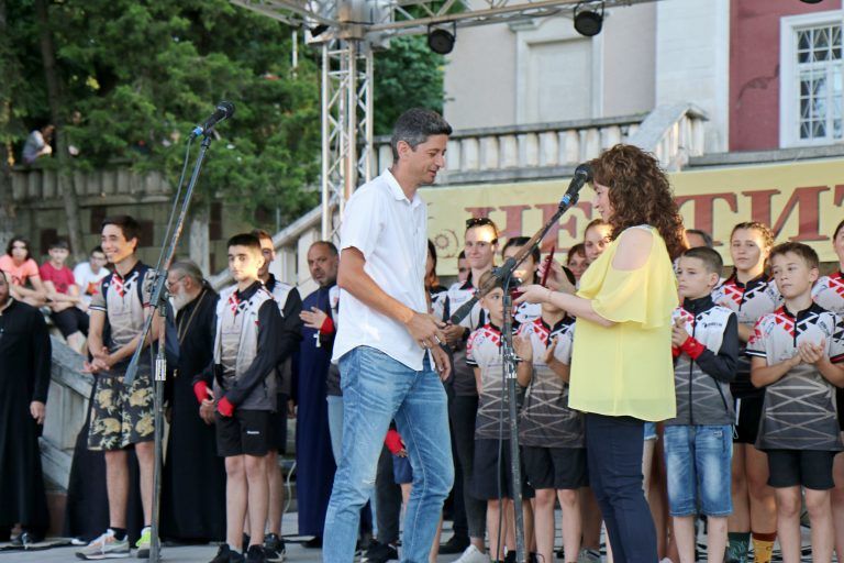 С връчване на много награди, с музика, танци и светлинен спектакъл бе отпразнуван празникът на Лясковец