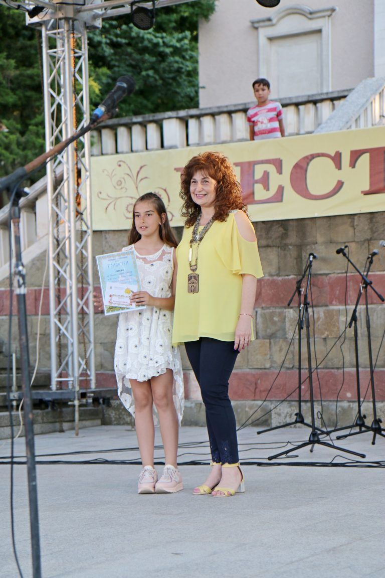 С връчване на много награди, с музика, танци и светлинен спектакъл бе отпразнуван празникът на Лясковец