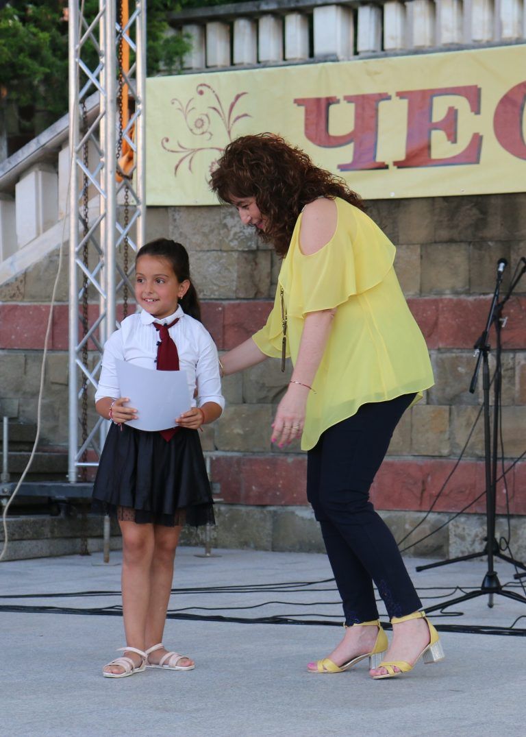 С връчване на много награди, с музика, танци и светлинен спектакъл бе отпразнуван празникът на Лясковец