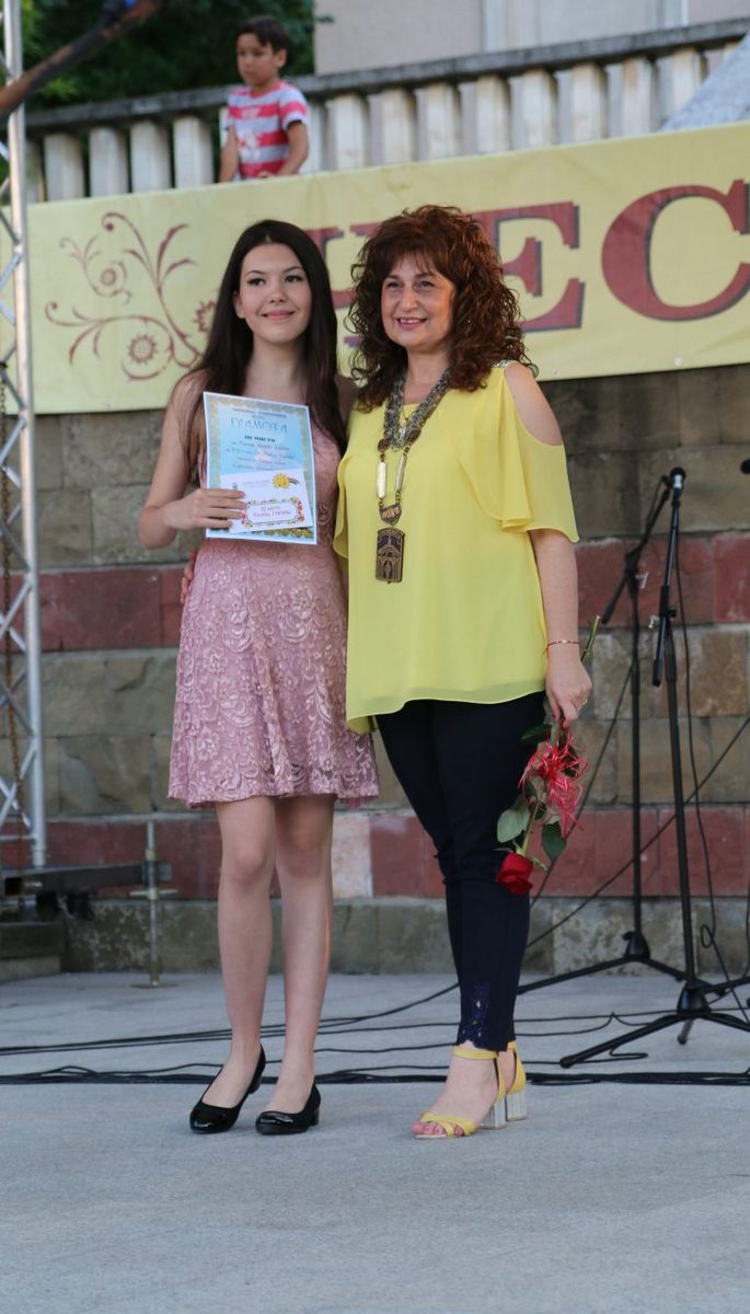 С връчване на много награди, с музика, танци и светлинен спектакъл бе отпразнуван празникът на Лясковец