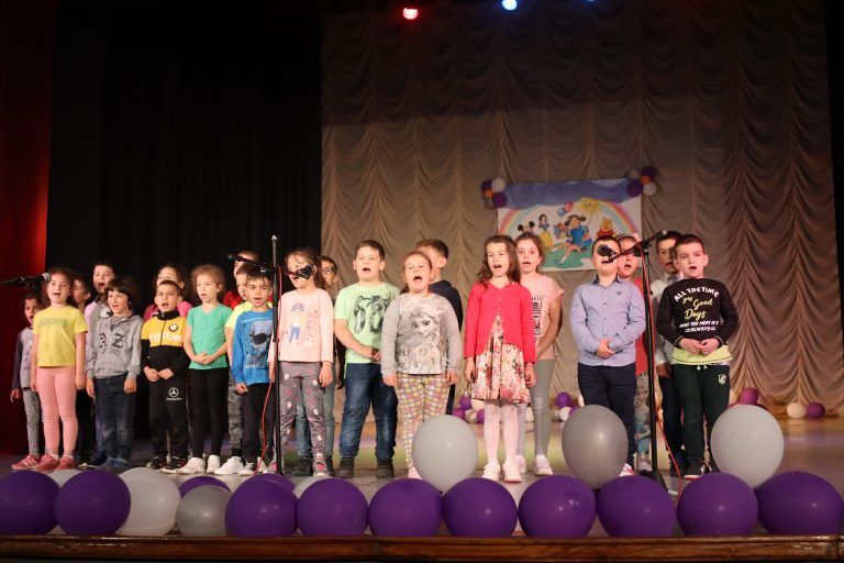 Горещи новини | Любими приказни герои забавляваха децата на Лясковец  в празничния Първи юни