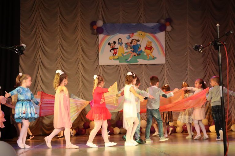 Любими приказни герои забавляваха децата на Лясковец  в празничния Първи юни