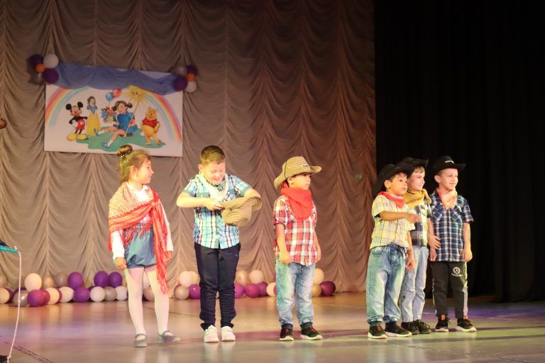 Любими приказни герои забавляваха децата на Лясковец  в празничния Първи юни