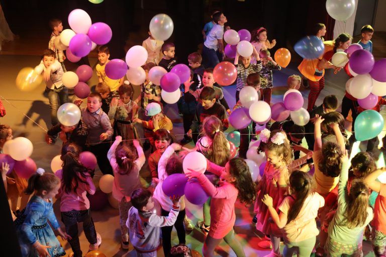 Любими приказни герои забавляваха децата на Лясковец  в празничния Първи юни