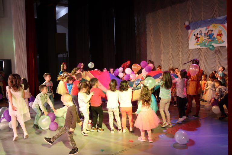 Любими приказни герои забавляваха децата на Лясковец  в празничния Първи юни