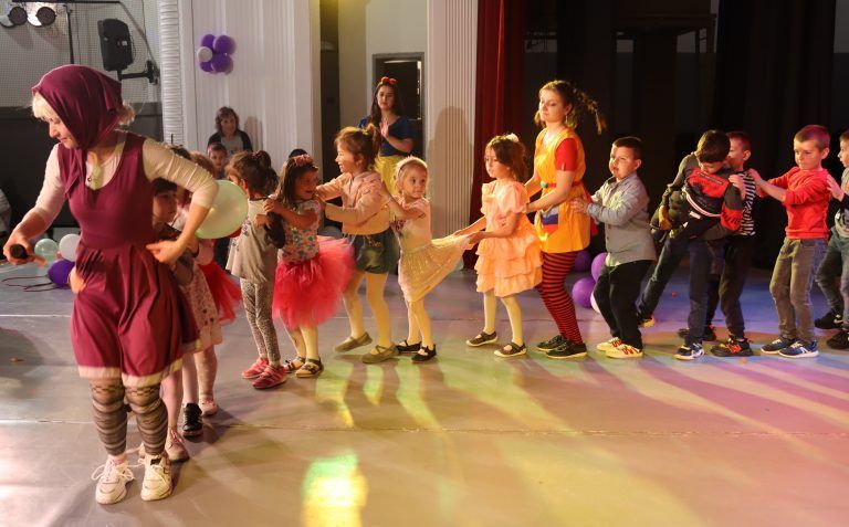 Любими приказни герои забавляваха децата на Лясковец  в празничния Първи юни