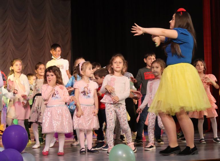 Любими приказни герои забавляваха децата на Лясковец  в празничния Първи юни