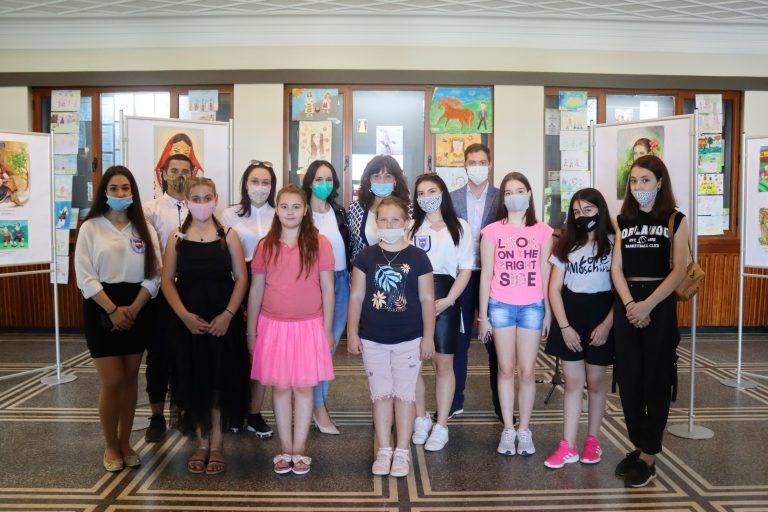 Горещи новини | Рекорден брой рисунки участваха в лясковския конкурс „Фолклорните традиции в моя роден край“