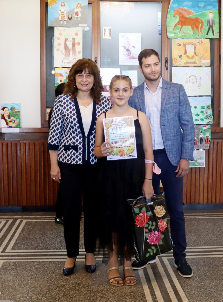 Рекорден брой рисунки участваха в лясковския конкурс „Фолклорните традиции в моя роден край“