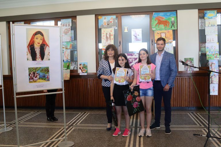 Рекорден брой рисунки участваха в лясковския конкурс „Фолклорните традиции в моя роден край“