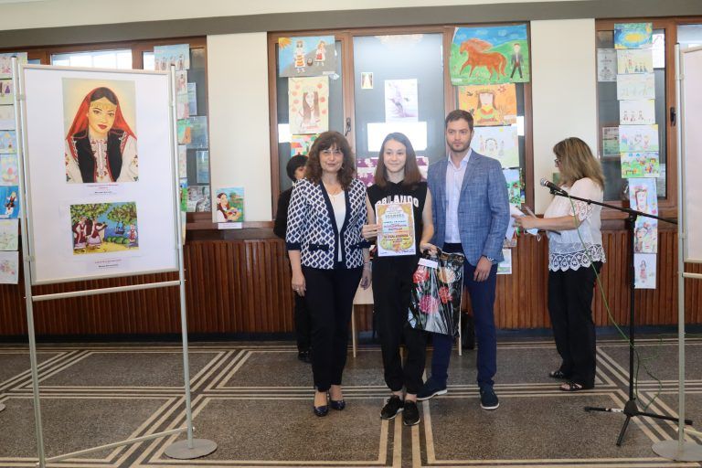 Рекорден брой рисунки участваха в лясковския конкурс „Фолклорните традиции в моя роден край“