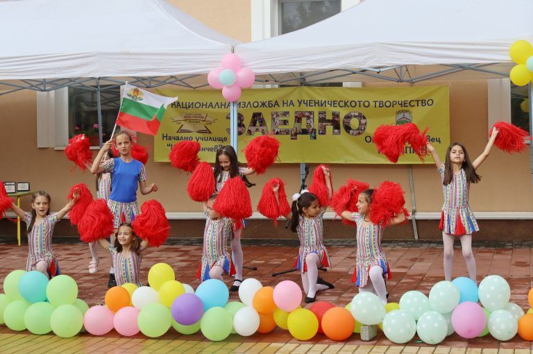 Горещи новини | Пета ученическа изложба „ЗАЕДНО“ организираха деца и учители в Лясковското училище „Цани Гинчев“
