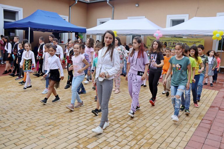 Пета ученическа изложба „ЗАЕДНО“ организираха деца и учители в Лясковското училище „Цани Гинчев“