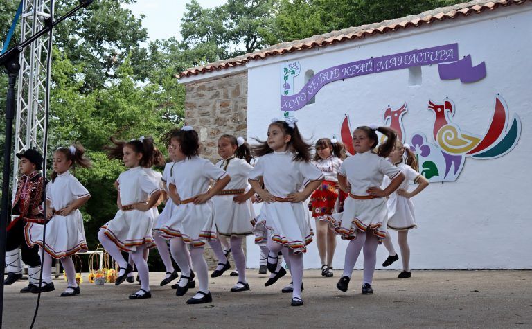 Горещи новини | Лауреатска награда спечелиха лясковските деца от „Лудо младо“ на Петропавловския събор