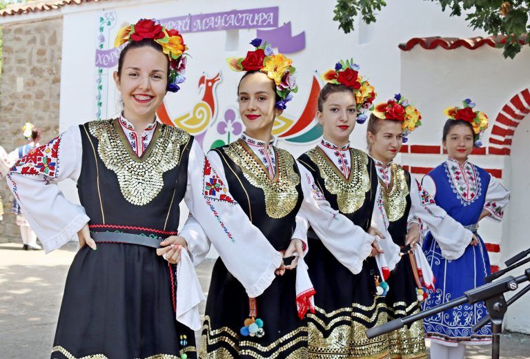 Лауреатска награда спечелиха лясковските деца от „Лудо младо“ на Петропавловския събор