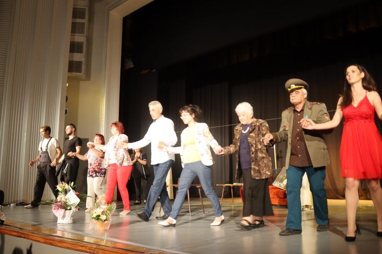 Комедията „Сводници“ на козаревския театър разсмя лясковчани в навечерието на Петровден