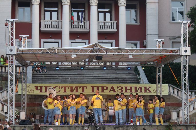 С връчване на много награди, с музика, танци и светлинен спектакъл бе отпразнуван празникът на Лясковец