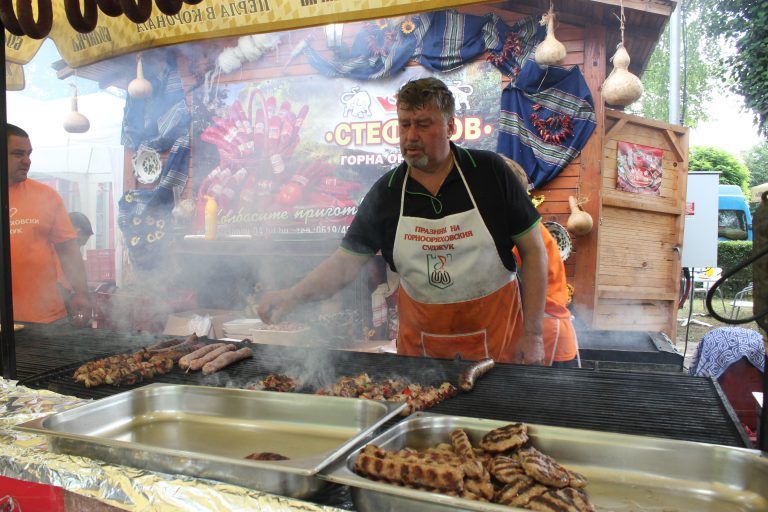 Горещи новини | Димящи скари и богата програма привличат любителите на горнооряховския суджук