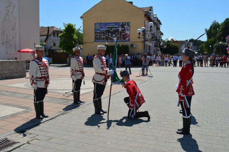 Павликени | В Павликени беше осветено знамето на 12-ти ученически гвардейски отряд при СУ „Бачо Киро“